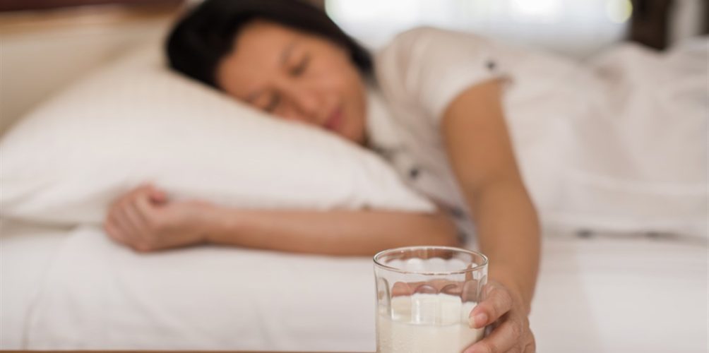 النوم الهادئ.. دراسة تكشف مشروبا يساعد على ذلك