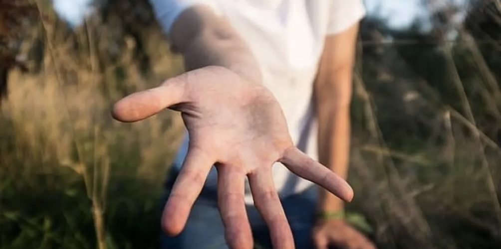 فائدة غير متوقعة.. تأثير مساعدة الآخرين على الصحة الجسدية