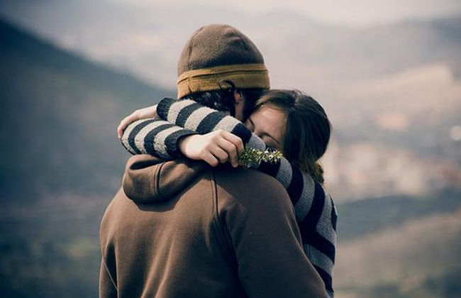 العناق المثالي.. مدته وفوائده على الصحة