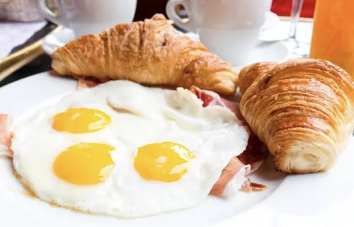 دراسة: تناول البيض والقهوة على الإفطار مرتبط بالإصابة بالسرطان لدى ‏النساء