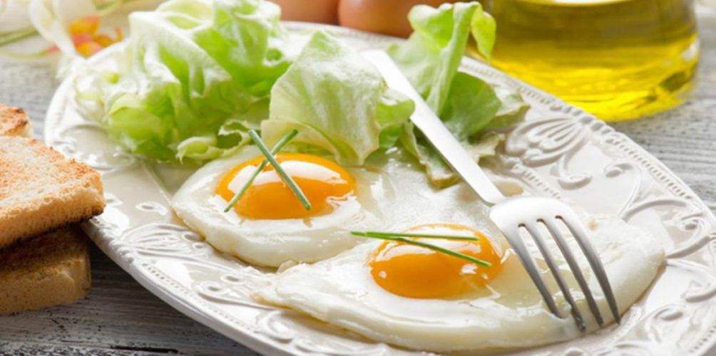 قد يؤدي إلى الوفاة المبكرة.. باحثون يحذرون من الإفراط في تناول البيض
