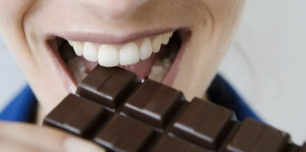 مصدر مهم لمجموعة من الفيتامينات.. أخصائية تنصح بتناول الشوكولاتة الداكنة يوميا