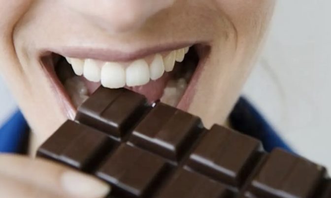 مصدر مهم لمجموعة من الفيتامينات.. أخصائية تنصح بتناول الشوكولاتة الداكنة يوميا