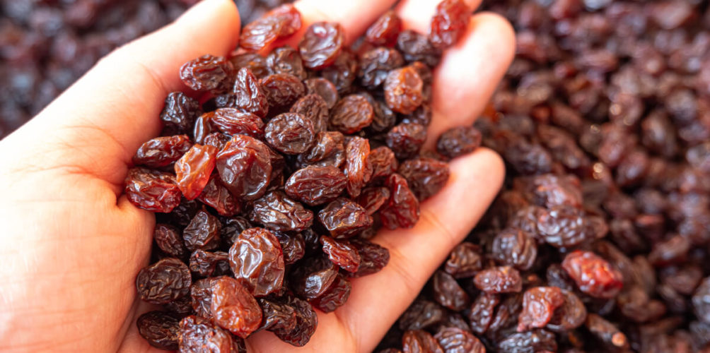 تناولوا حفنة منه يوميا.. فوائد صحية مذهلة للزبيب على لسان أخصائية