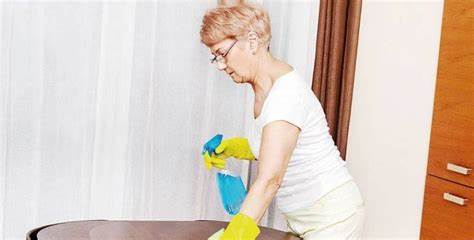 لها فوائد على صحة كبار السن.. الأعمال المنزلية تجعل المسنين في صحة جيدة