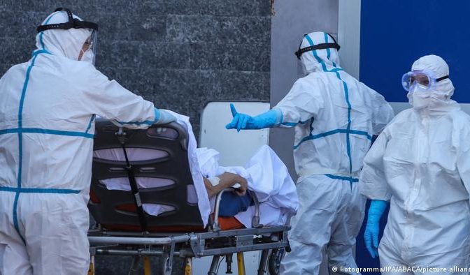 منظمة الصحة العالمية: المجتمع العالمي يواجه تسونامي من الإصابات بكورونا
