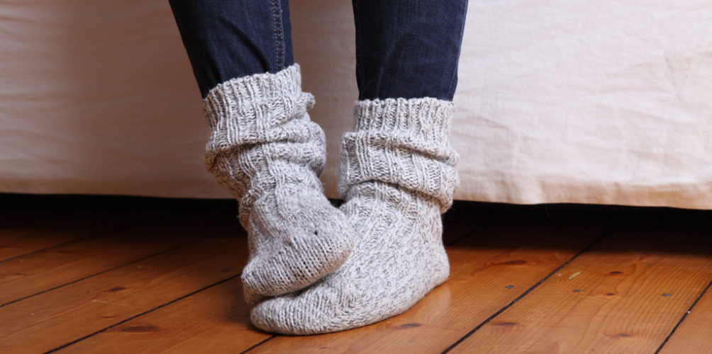 قد تنذر بالإصابة بمرض.. أسباب برودة القدمين في الشتاء