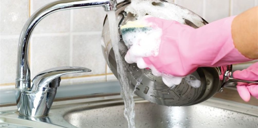 أيهما أفضل للصحة.. غسل الأواني بالماء الساخن أم البارد؟