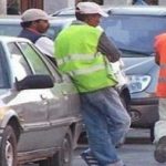 حراس السيارات والأزبال.. أدراسة تكشف عن أكثر السلوكات التي تضايق المغاربة في الفضاءات العمومية