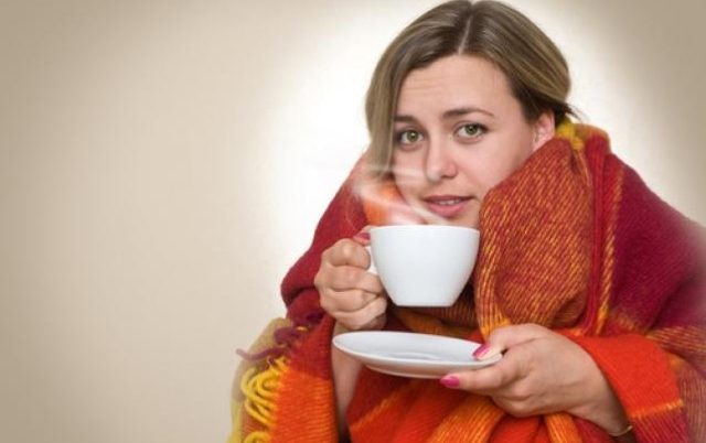لماذا تشعر النساء بالبرد أكثر من الرجال؟.. دراسة تجيب