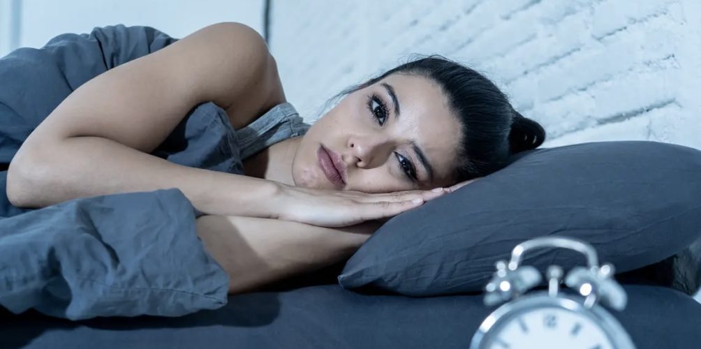 دراسة: الإكثار من تناول الطعام يسبب الأرق