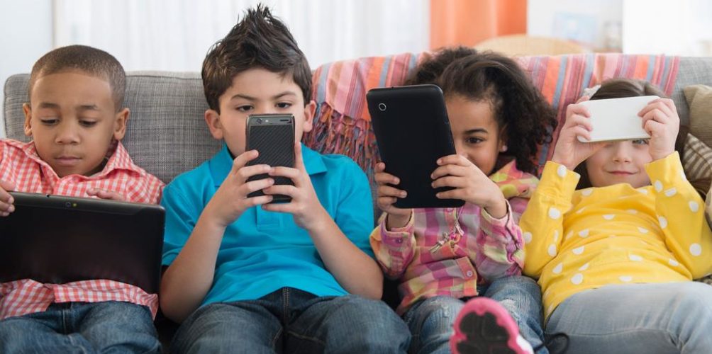 دراسة: 9 أطفال مغاربة من أصل 10 يستعملون الهواتف الذكية بشكل يومي