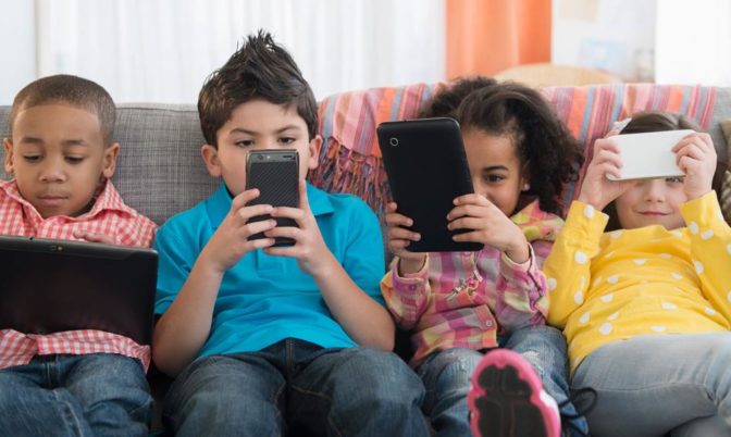 دراسة: 9 أطفال مغاربة من أصل 10 يستعملون الهواتف الذكية بشكل يومي