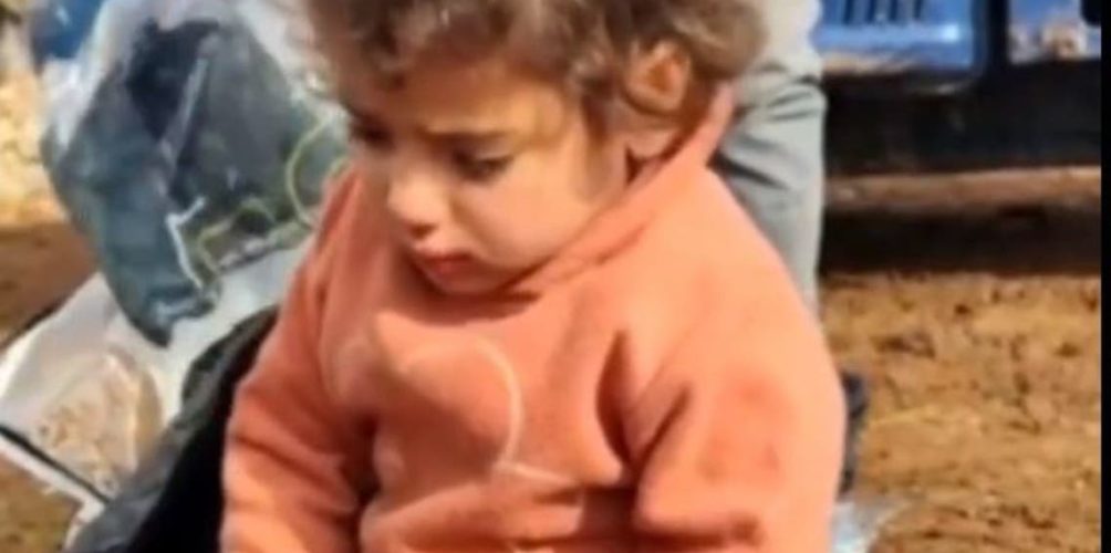 بسبب البرد القارس.. تعاطف واسع مع طفلة سورية نازحة (فيديو)