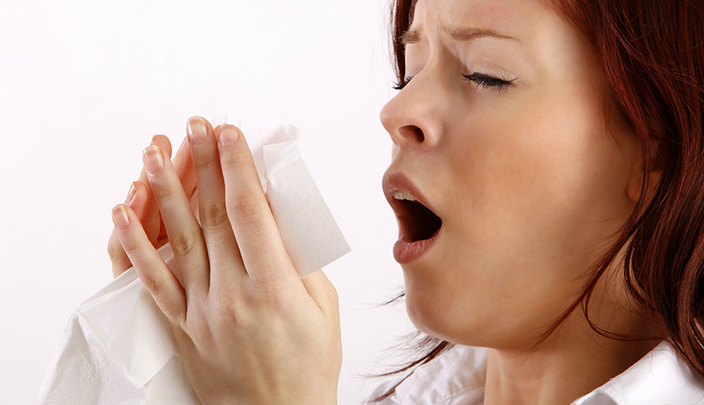 طبيب: بعطسة واحدة أوميكرون ينتقل إلى 100 شخص!