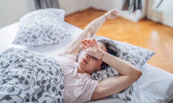 هل تدل صعوبة النوم على وجود مشكلة صحية خطيرة؟.. طبيب يجيب