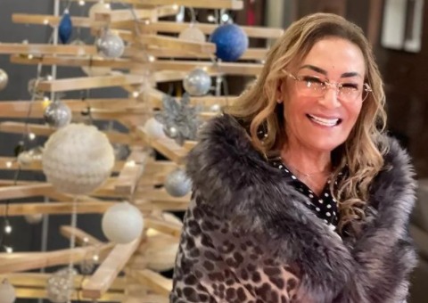 بمناسبة حلول السنة الجديدة.. نزهة الركراكي تعايد جمهورها بإطلالة جذابة