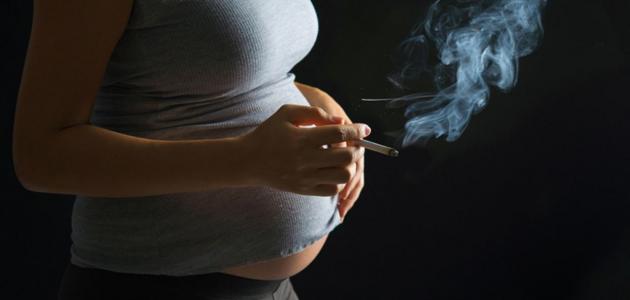 على الأم والجنين.. مخاطر جسيمة للتدخين أثناء الحمل