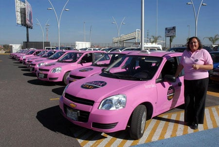 لأول مرة.. ترخيص خدمة سيارة الأجرة الخاصة بالنساء