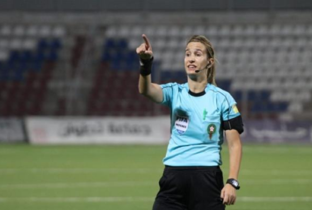 في نهاية كأس أمم إفريقيا.. تألق الحكمة المغربية بشرى كربوبي