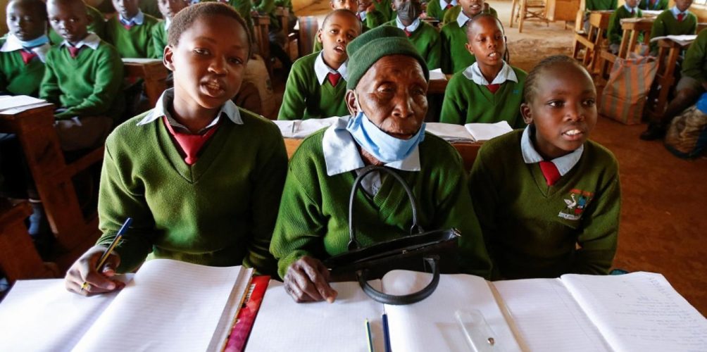 لا حياة مع اليأس.. سيدة في الـ99 من عمرها تعود إلى أقسام الدراسة من أجل أن تصبح طبيبة (صور)