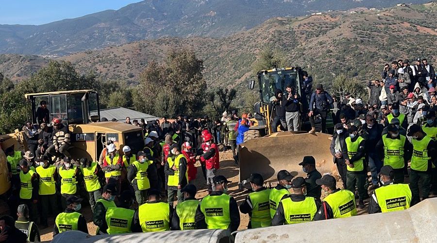 آخر مستجدات حالة الطفل ريان.. دخول طاقم طبي لإخراجه