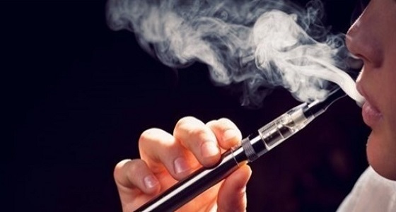 دراسة تحذر: التدخين الإلكتروني يسبب أمراض اللثة
