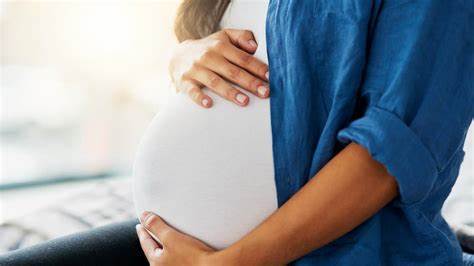 دراسة: مضغ العلكة الخالية من السكر تمنع الحوامل من الولادة المبكرة
