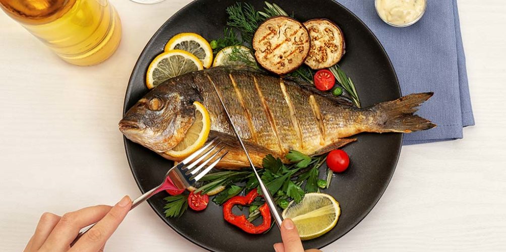 أثناء الحمل.. دراسة تكشف عن فوائد تناول السمك