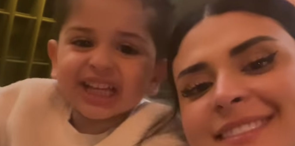 تجاوز مليون مشاهدة.. فيديو عفوي لسلمى رشيد وابنها ينال إعجاب متابعيها (فيديو)