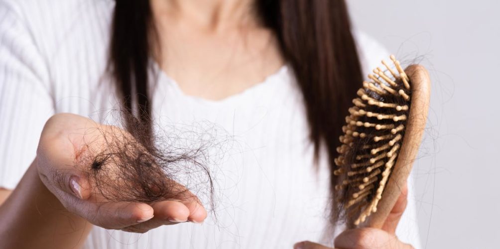 بينها مشاكل الغدة الدرقية أو أمراض معدية.. تعدد أسباب تساقط الشعر