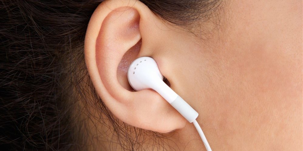 لها أضرار صحية عدة.. خبير يحذر من ارتداء سماعات الأذن يوميا