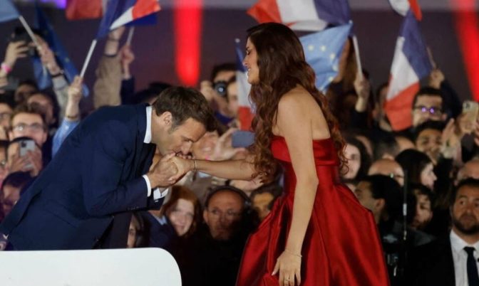 بعد تقبيله يد مطربة مصرية.. الرئيس الفرنسي ماكرون يثير الجدل(فيديو)