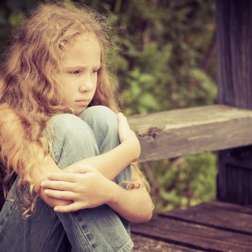 دراسة: الصدمة العاطفية في الطفولة ترتبط بزيادة مخاطر التصلب المتعدد بين النساء