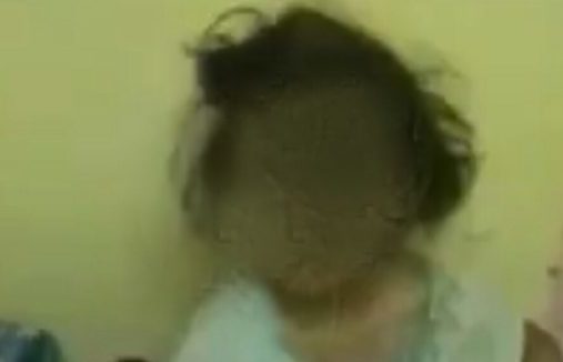 بعد إعتقال والدتها.. رواد مواقع التواصل الإجتماعي يطالبون بحذف فيديو تعذيب الطفلة