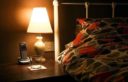 النوم في مكان مضاء.. طبيب يكشف عن تأثيره على الصحة العامة