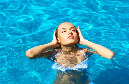 لحماية الشعر من أضرار الكلور أثناء السباحة.. اتبعي هذه النصائح