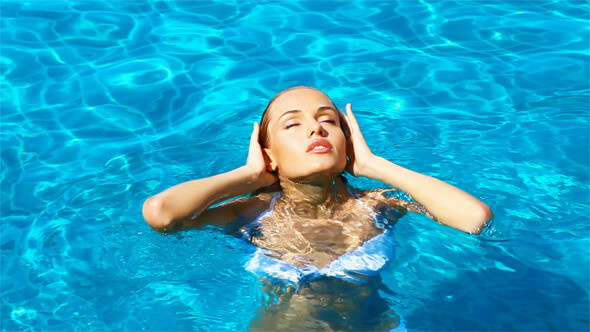 لحماية الشعر من أضرار الكلور أثناء السباحة.. اتبعي هذه النصائح