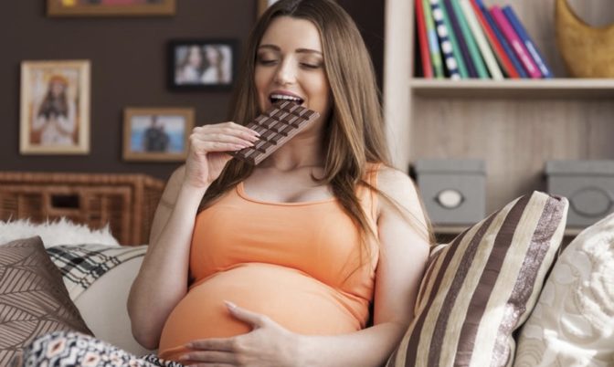 في يومها العالمي.. 5 فوائد للشوكولاتة على صحة المرأة الحامل