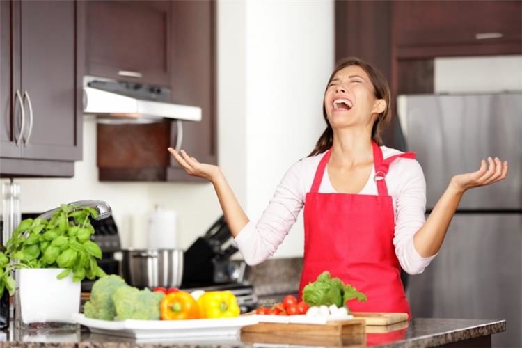 خلال الجائحة.. المرأة قضت 6 مرات أكثر من الوقت مقارنة مع الرجل في الأعمال المنزلية