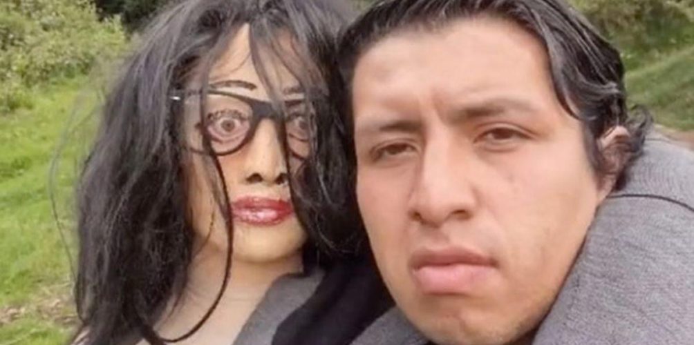 عيا ما يصبر.. رجل يقع في حب دمية ويخطط الزواج منها نهاية العام