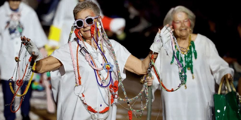 عرض أزياء فريد من نوعه.. مسنات يتحدين الشيخوخة (صور)