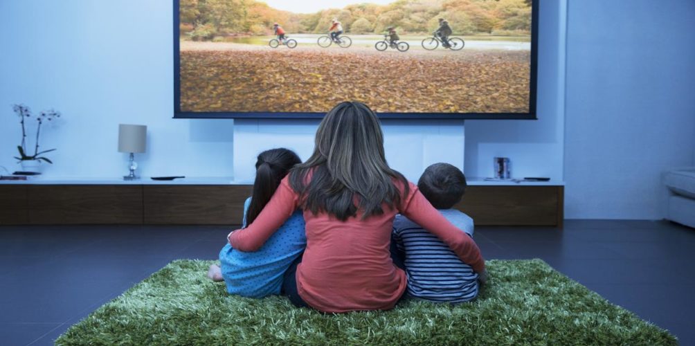 يعزز نمو دماغه.. فوائد صحية لمشاهدة الوالدين التلفاز مع الطفل