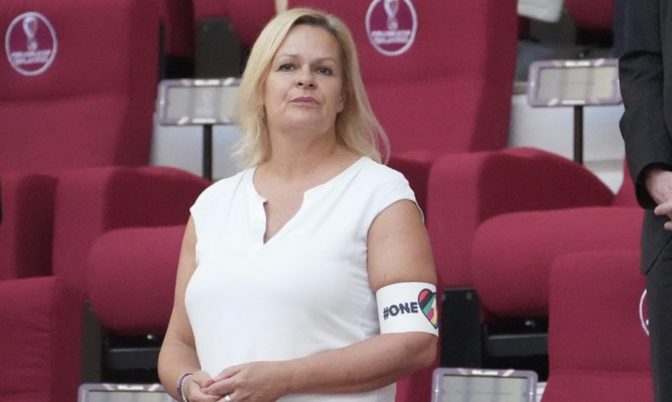 غير مبالية بتعليمات الفيفا.. وزيرة الداخلية الألمانية ترتدي شارة « المثليين » في المدرجات