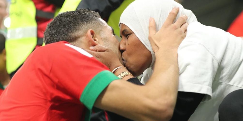 الرباح وراس المال.. حكيمي يحرص على تقبيل والدته بعد التأهل (صور)
