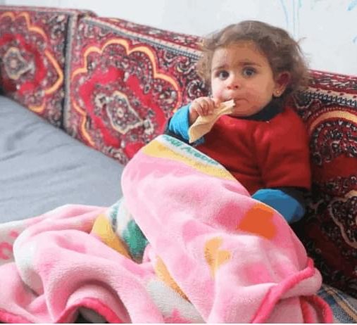 توفي أغلب أفراد عائلتها في الزلزال المدمر.. طفلة سورية تُبكي العالم (صور)
