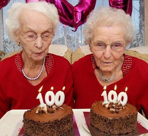 مع 50 حفيد.. توأم يحتفل بعيد ميلاده الـ100