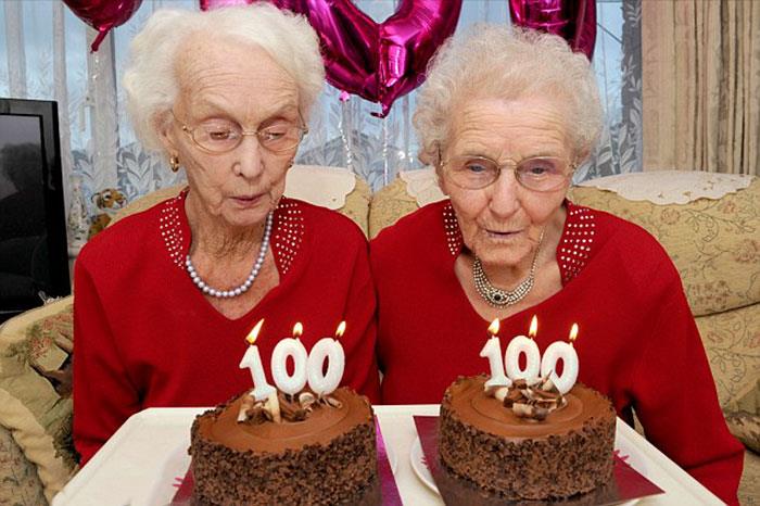 مع 50 حفيد.. توأم يحتفل بعيد ميلاده الـ100