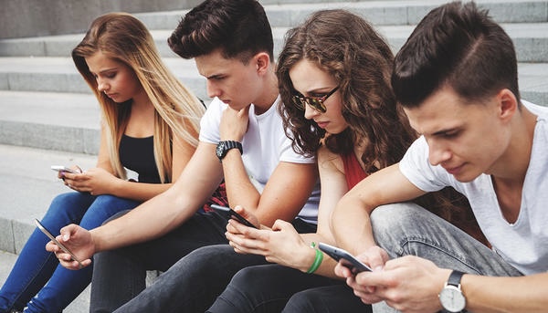 لمدة 15 دقيقة فقط.. تقليل الشباب من استخدام وسائل التواصل الاجتماعي يخفض شعورهم بالوحدة والاكتئاب