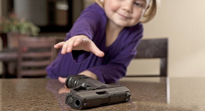 مأساة.. طفلة عمرها 3 سنوات تقتل شقيقتها بطلقة نارية